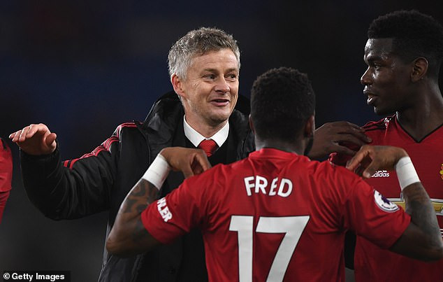 Ole Solskjaer chia vui với các học trò sau chiến thắng