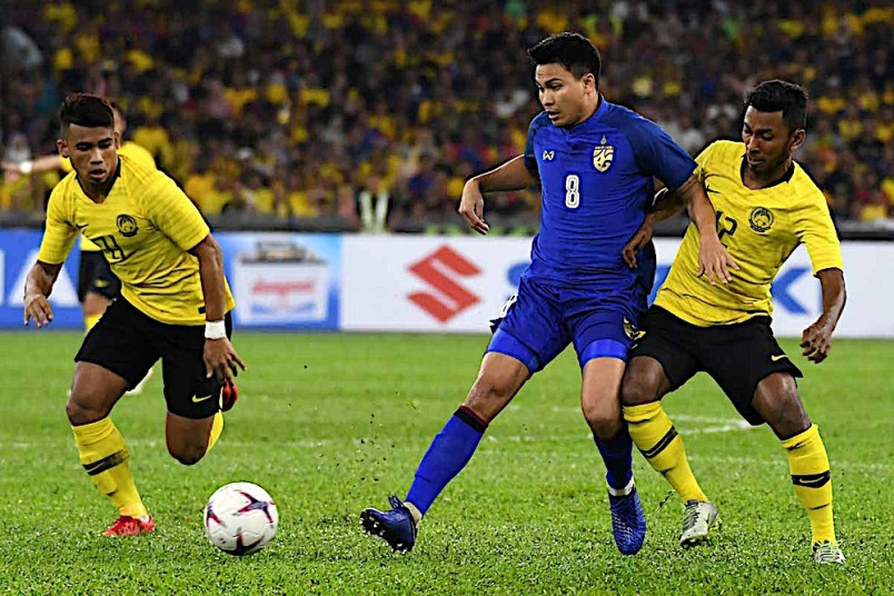 Akram Mahinan (phải) sẵn sàng càn quét hàng tiền vệ tuyển Việt Nam