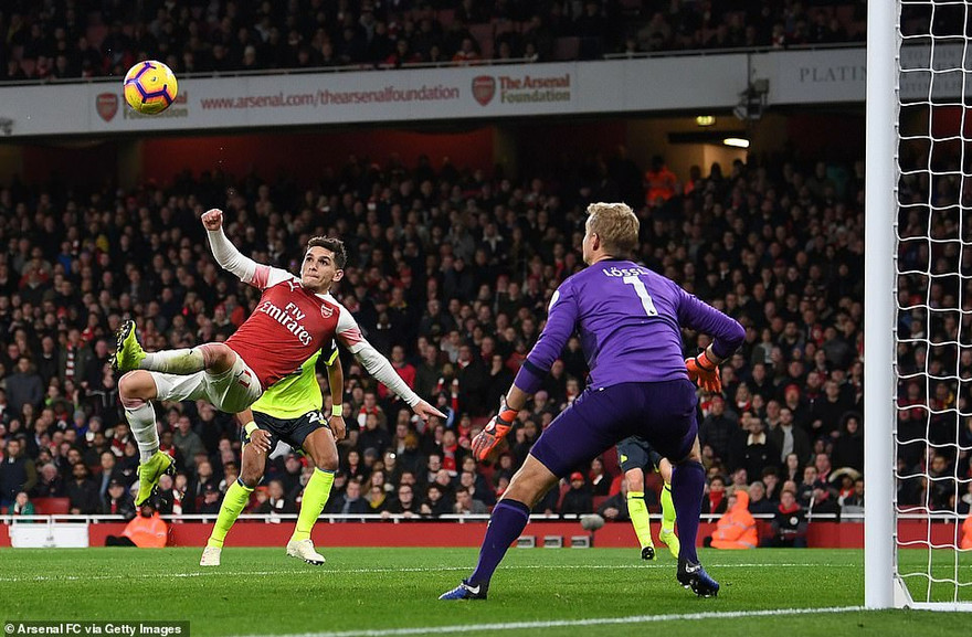 VIDEO: Tân binh lập siêu phẩm, Arsenal thắng nhọc Huddersfield