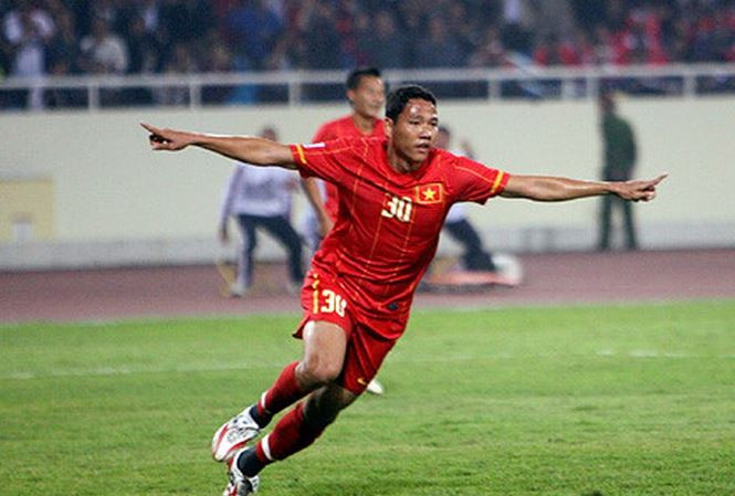 Anh Đức ăn mừng bàn thắng vào lưới Myanmar năm 2010
