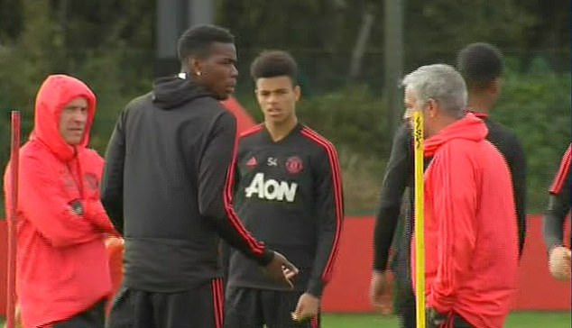 Paul Pogba tỏ thái độ với Jose Mourinho trên sân tập M.U