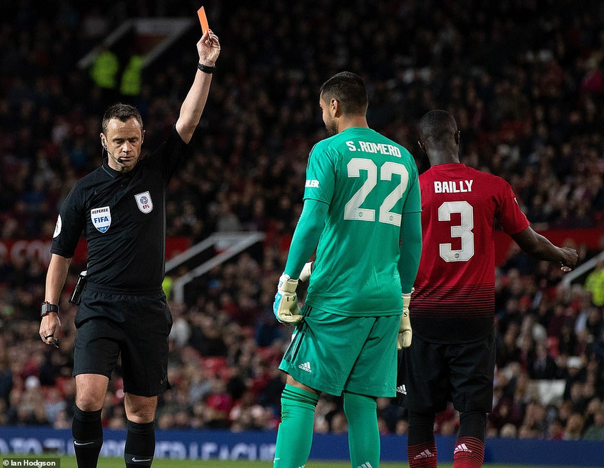 Thẻ đỏ của Sergio Romero khiến Man Utd trả giá đắt