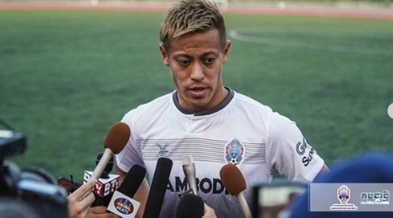 Keisuke Honda trả lời phóng viên sau buổi tập đầu tiên với Campuchia