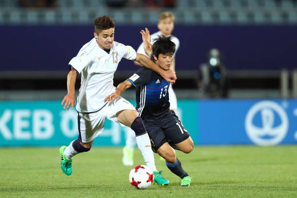  Yuto Iwasaki (số 13) tỏa sáng rực rỡ