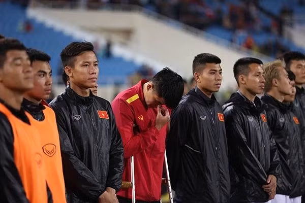 Lục Xuân Hưng bật khóc khi hát quốc ca Việt Nam. Ảnh: Vietnamnet