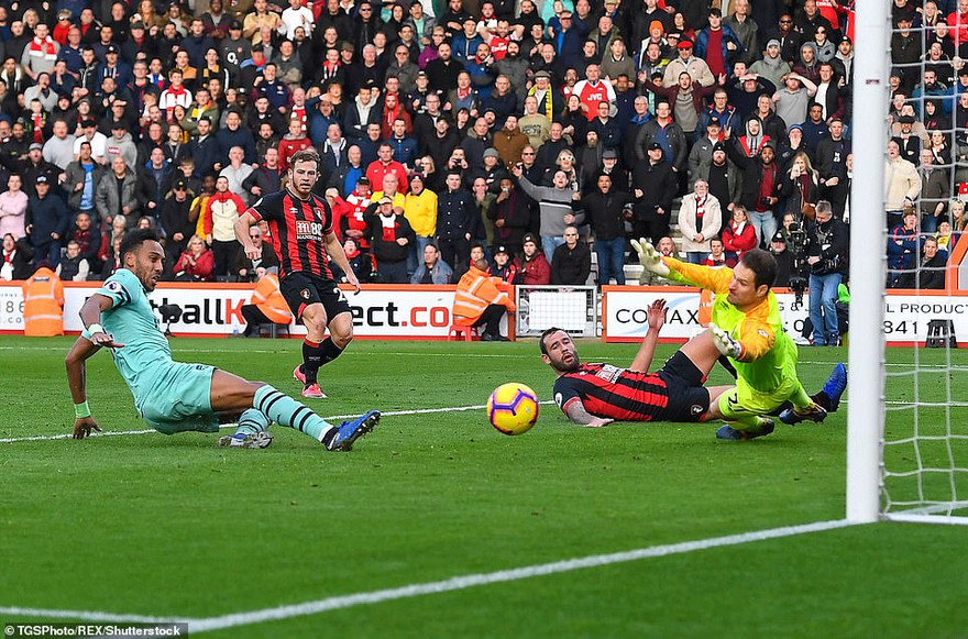 Aubameyang ghi bàn quyết định cho Arsenal