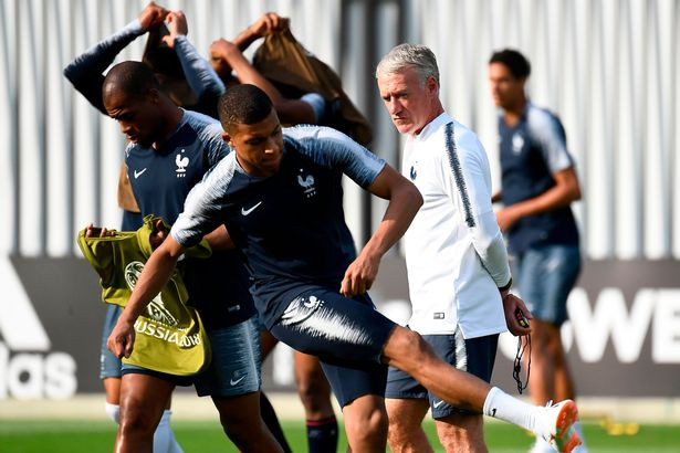 HLV Didier Deschamps giám sát tuyển thủ Pháp tập luyện