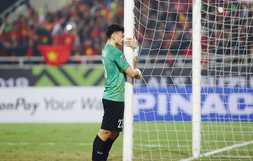 Văn Lâm ăn mừng đầy cảm xúc