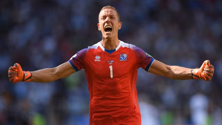  Hannes Halldorsson là người hùng của Iceland.