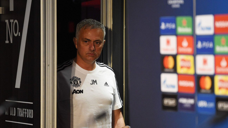 HLV Jose Mourinho phải đi bộ vào sân vì tắc đường