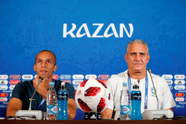 HLV Tite và trung vệ Miranda họp báo trước trận đấu với Bỉ