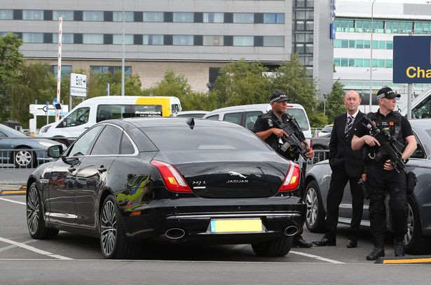 Các cảnh sát với vũ khí khủng bảo vệ Man Utd về nước