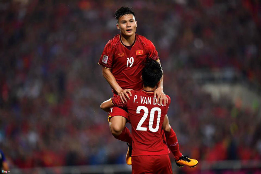 Nguyễn Quang Hải đang bay cao trong màu áo tuyển Việt Nam. Ảnh: Zing