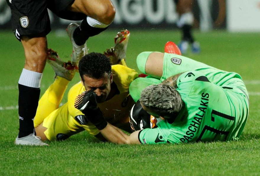 Cận cảnh pha va chạm giữa Pedro và Paschalakis