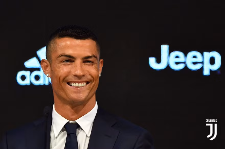 Cristiano Ronaldo rạng rỡ trong buổi họp báo ra mắt Juventus