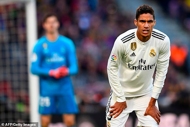  Raphael Varane phải nghỉ thi đấu 1 tháng