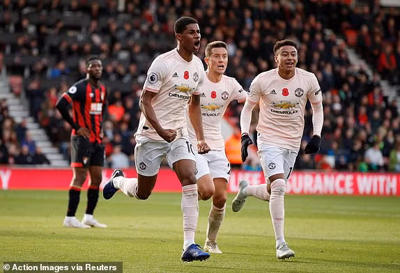 Rashford ăn mừng bàn thắng ở phút bù giờ.