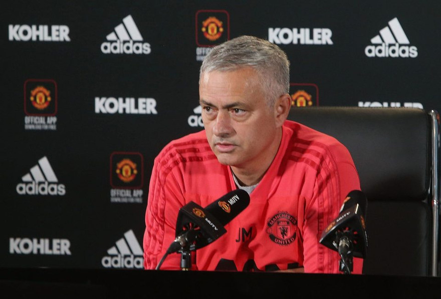 Jose Mourinho lầm lì trong phòng họp báo