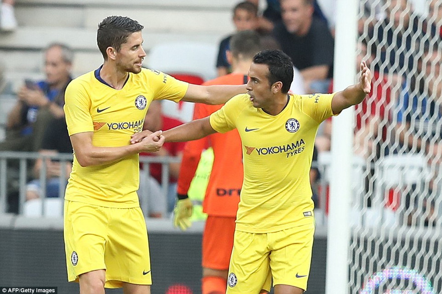 Pedro ăn mừng cùng tân binh Jorginho