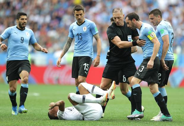 Kylian Mbappe suýt bị đánh vì ăn vạ quá lố.