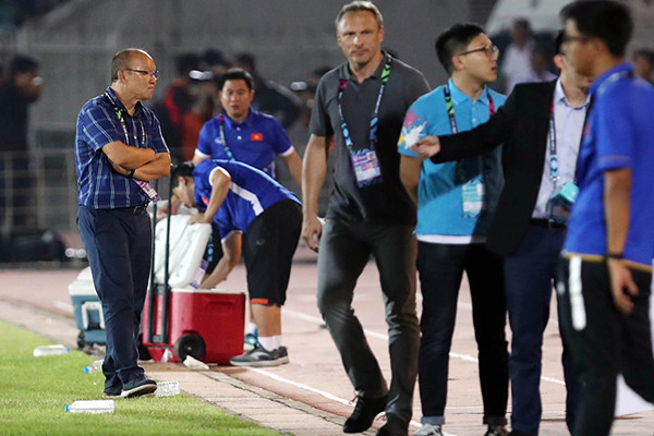 HLV Antoine Hey gây sự với HLV Park Hang Seo ở vòng bảng AFF Cup 2018