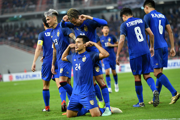 Korrakot Wiriyaudomsiri ăn mừng siêu phẩm đá phạt góc