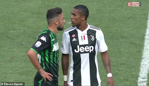 Douglas Costa đã nhổ nước bọt thẳng vào Federico Di Francesco