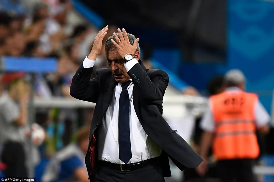 HLV Fernando Santos ôm đầu bất lực trước Uruguay