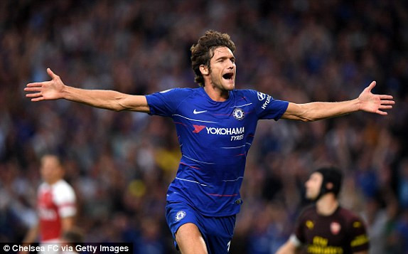Marcos Alonso ăn mừng bàn thắng ấn định chiến thắng 3-2 cho Chelsea.