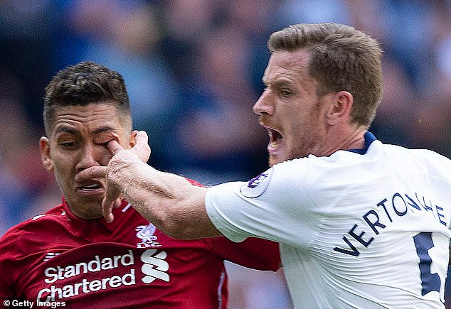 Pha móc mắt của Vertonghen với Firmino
