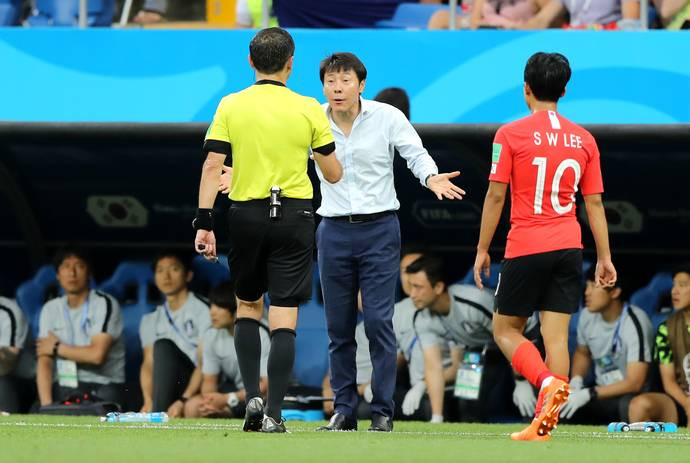 HLV Shin Tae-yong buồn vui lẫn lộn khi đánh bại Đức.