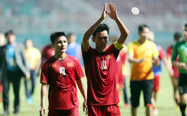 Đội trưởng Văn Quyết chào người hâm mộ sau trận đấu. Ảnh: VnExpress