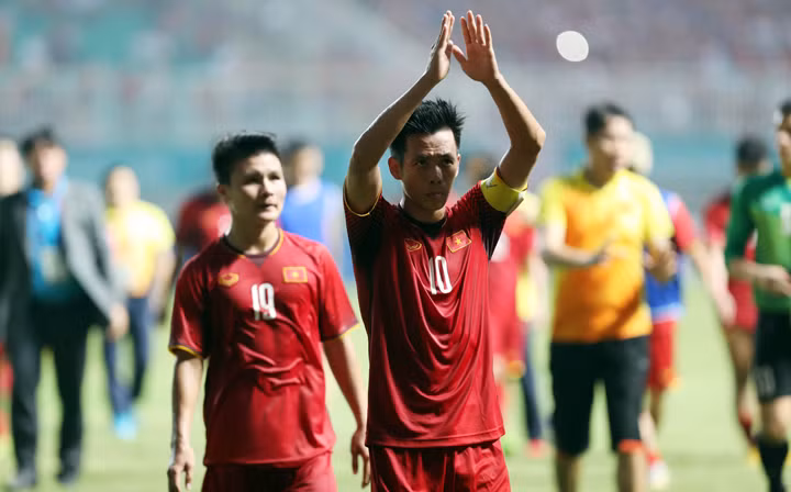 Đội trưởng Văn Quyết chào người hâm mộ sau trận đấu. Ảnh: VnExpress