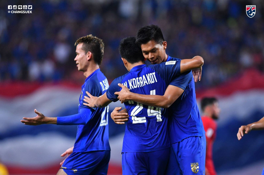 Korrakot Wiriya-Udomsiri ăn mừng với các đồng đội
