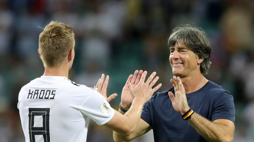 Joachim Low và Toni Kroos.