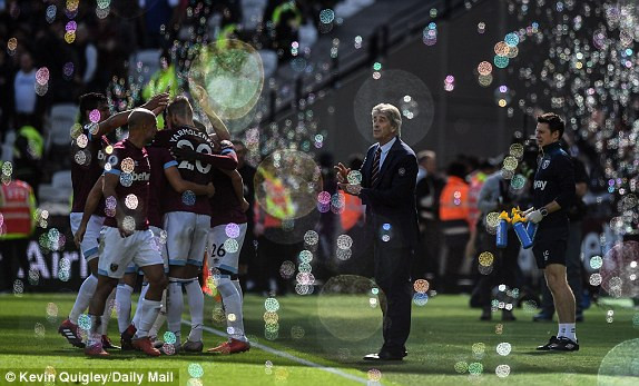 Các cầu thủ West Ham ăn mừng bàn thắng.