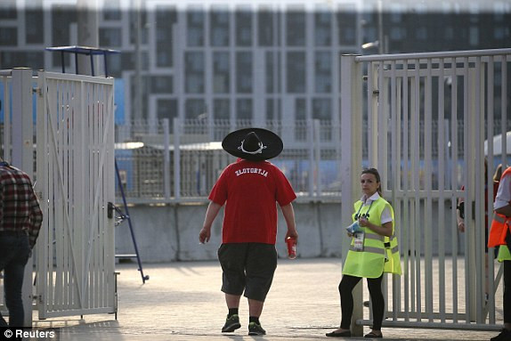 Một cổ động viên Ba Lan bỏ về giữa hiệp 2 vì quá thất vọng.