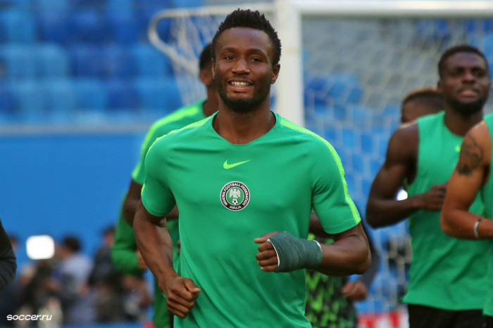 Obi Mikel sẽ ra sân với cổ tay trái bó bột.