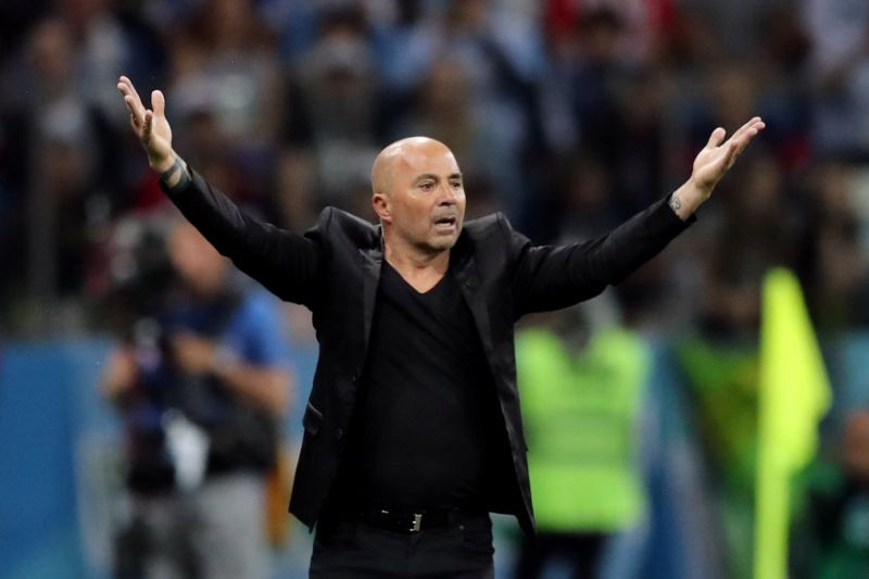 HLV Jorge Sampaoli phủ nhận việc phải hỏi ý kiến Lionel Messi.