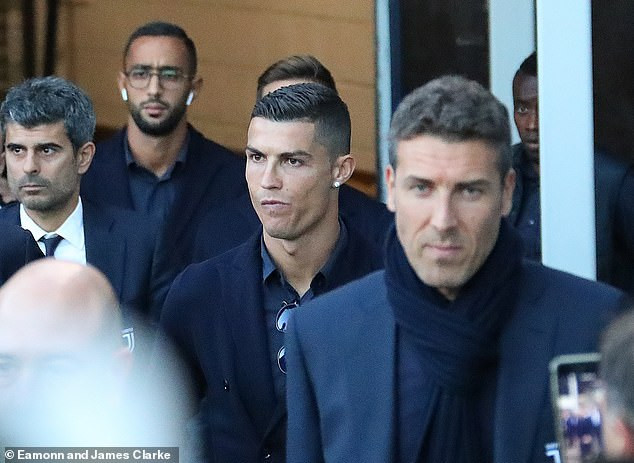 Ronaldo khá trầm khi trở lại Old Trafford.