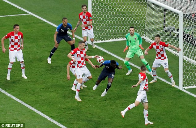 Ivan Perisic (số 4) để bóng chạm tay trong vòng cấm Croatia