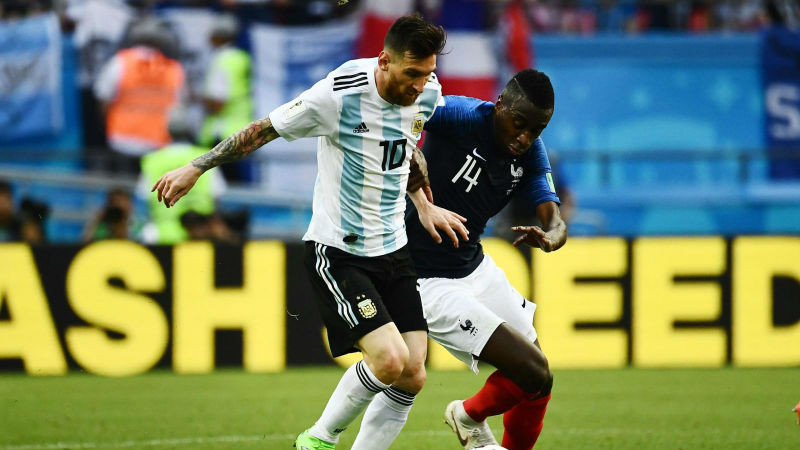 Blaise Matuidi giúp Pháp phong tỏa Lionel Messi.