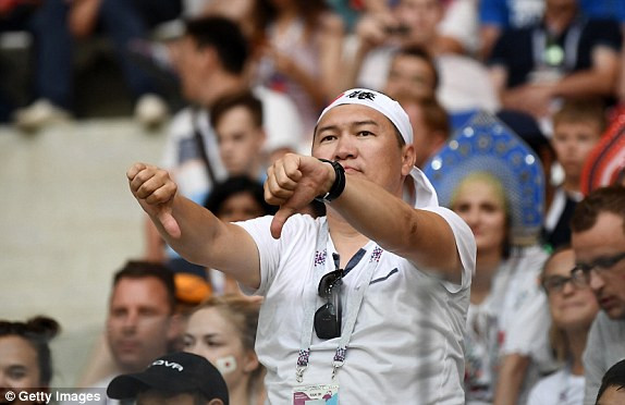 Bị chỉ trích 'đá ma' câu giờ, HLV Nhật Bản nói gì?