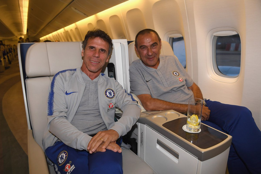 Gianfranco Zola (trái) và HLV Chelsea, Maurizio Sarri