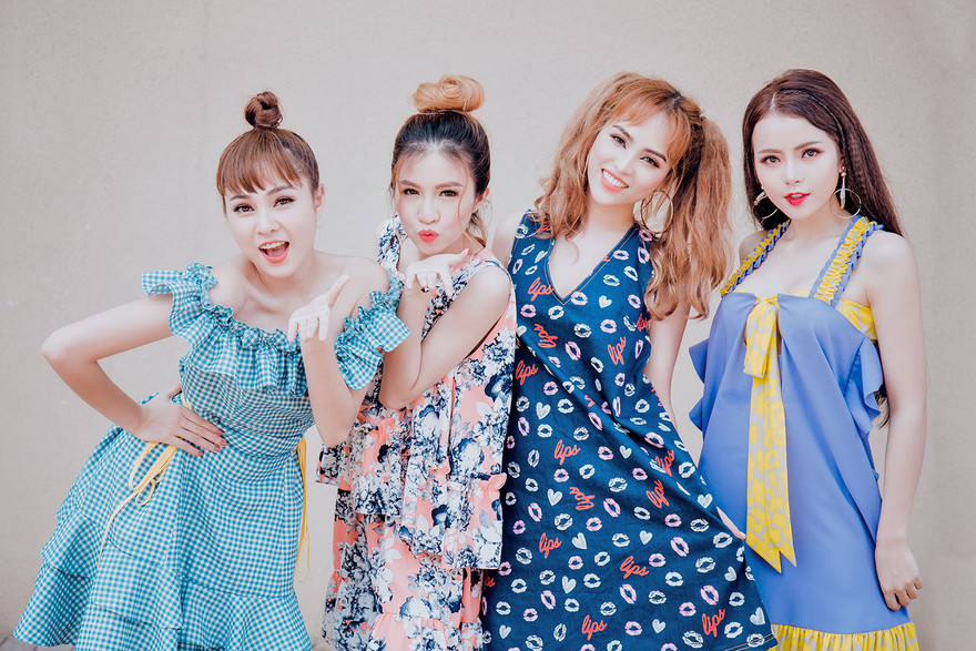 Á quân X-Factor 2016 xuống phố với trang phục chói chang