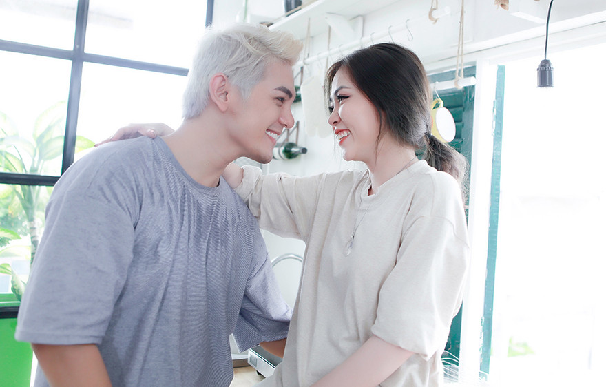 Sơn Ngọc Minh thân mật với đàn em trong MV Sao phải khóc