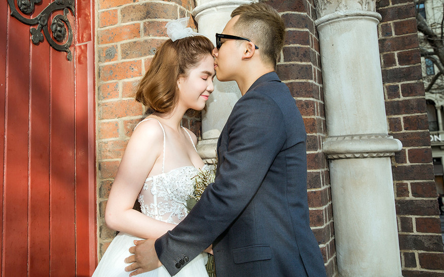 Ngọc Trinh làm cô dâu e ấp bên Khắc Tiệp