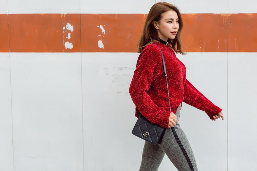 Trà Ngọc Hằng khoe hình xăm ấn tượng và quyến rũ trên phố