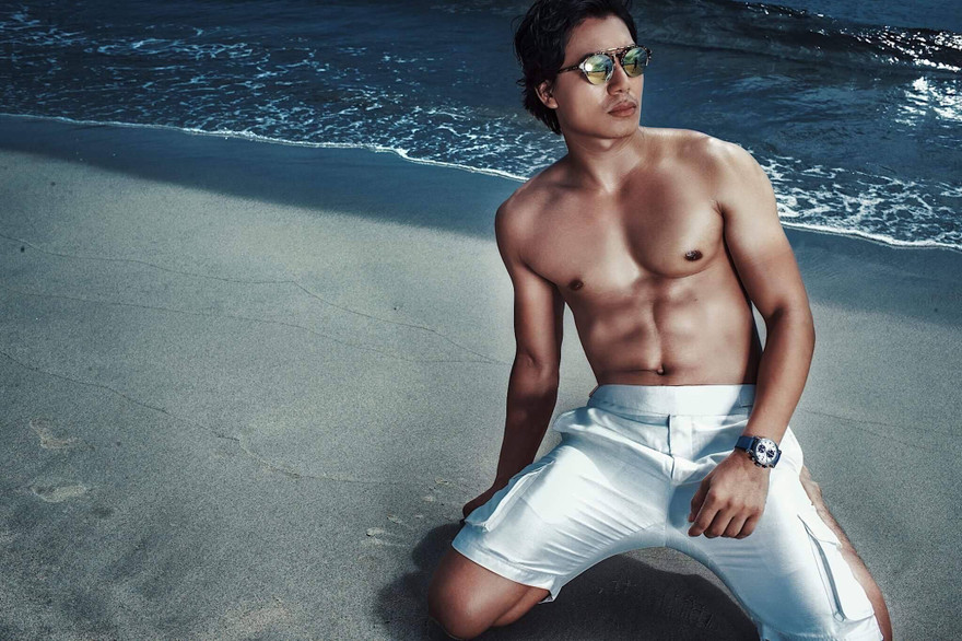 Hiếu Nguyễn khoe cơ bụng 6 múi trên bãi biển
