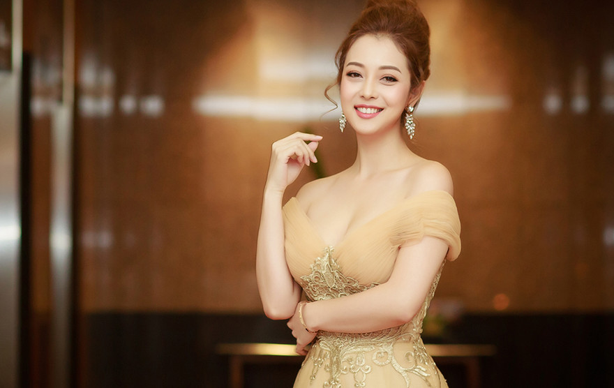 'Gái 3 con' Jennifer Phạm khoe vóc dáng quyến rũ khi làm MC